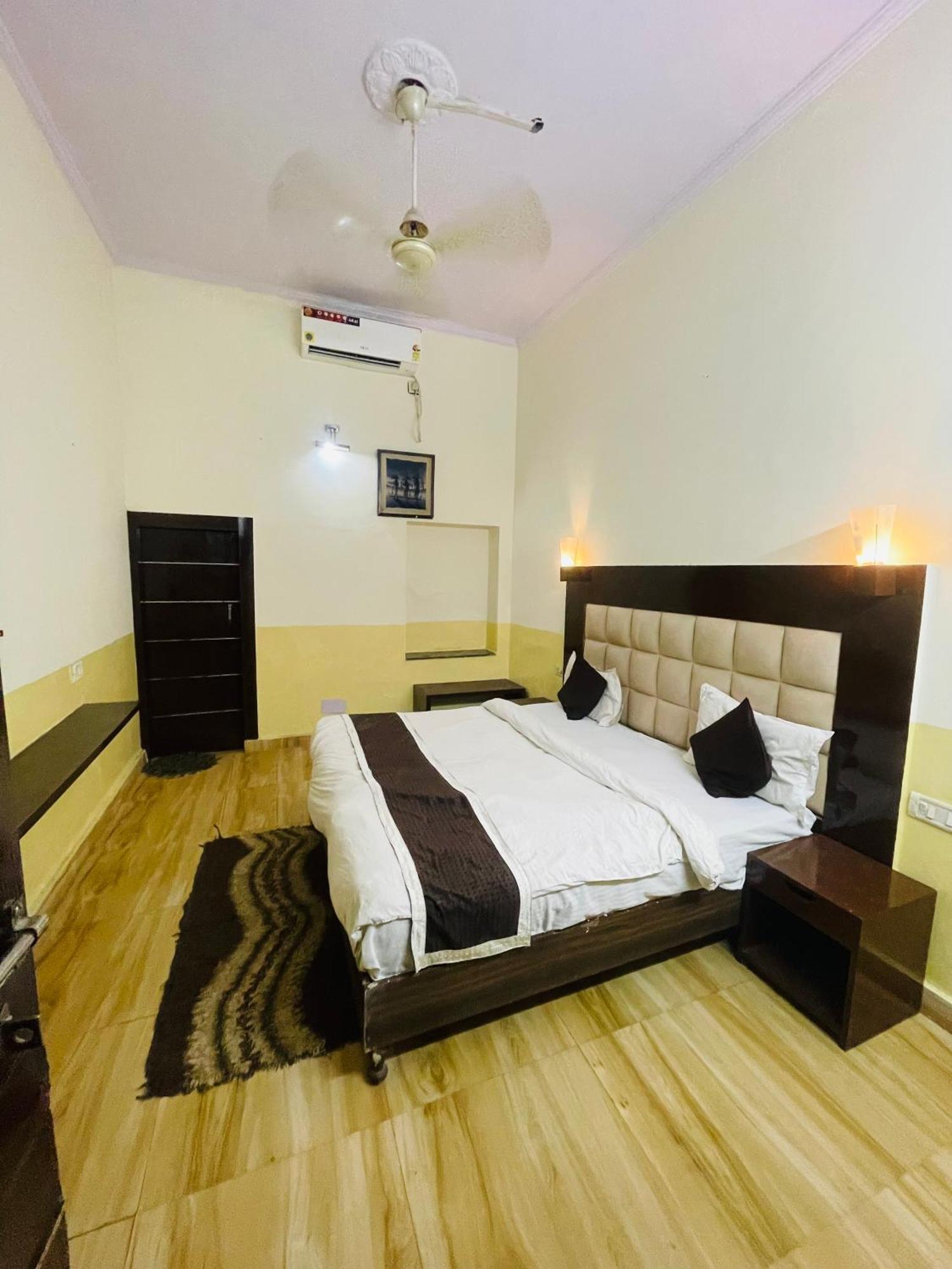 Hotel Fusion Best Rooms Agra  Exterior photo