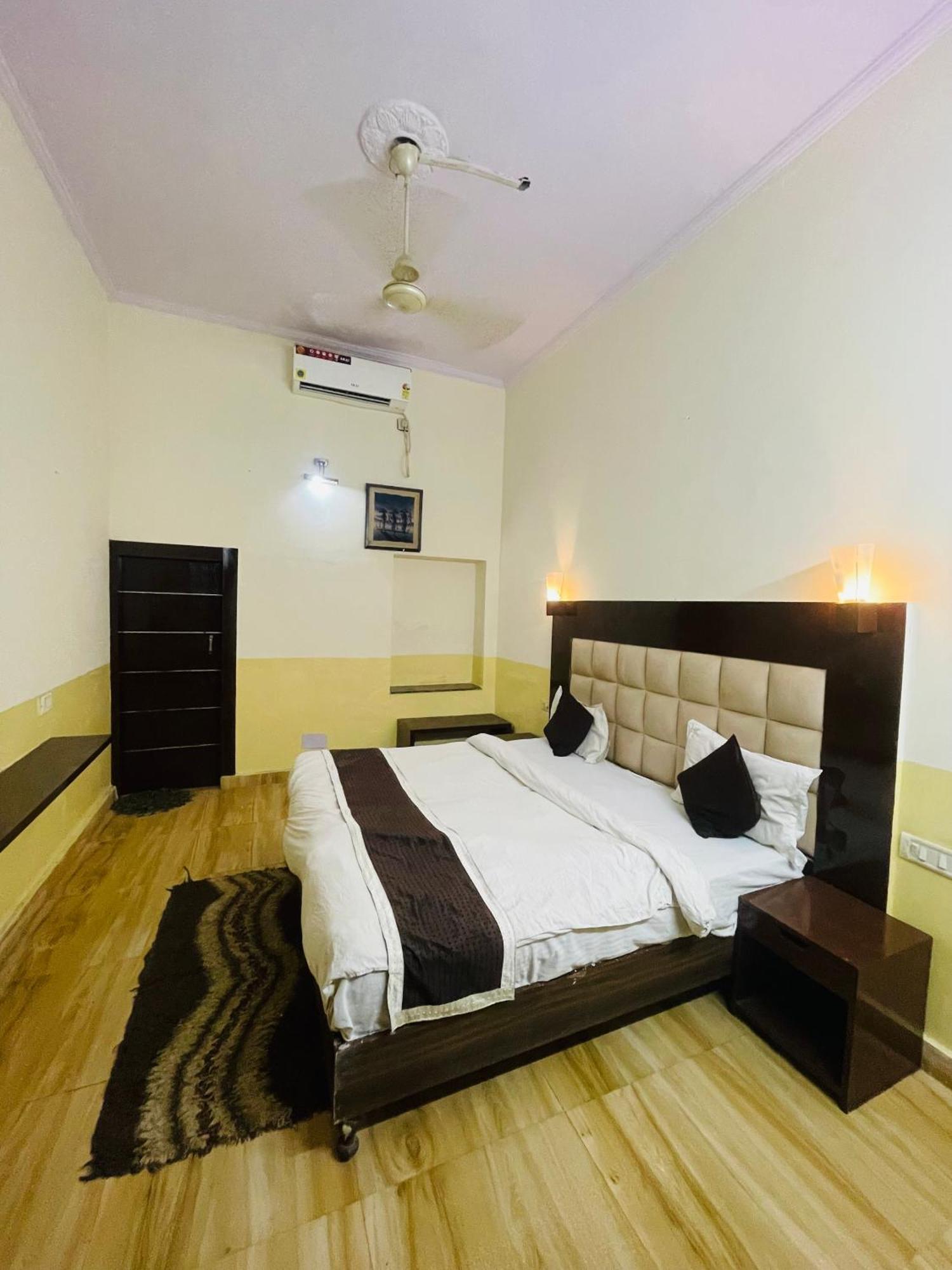 Hotel Fusion Best Rooms Agra  Exterior photo